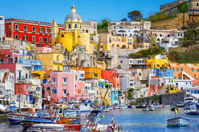 Porto Di Corricella e le sue casette colorate di pescatori